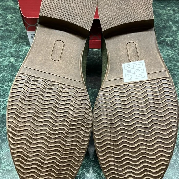 Sketchers olive green suede booties - Picture 7 of 8